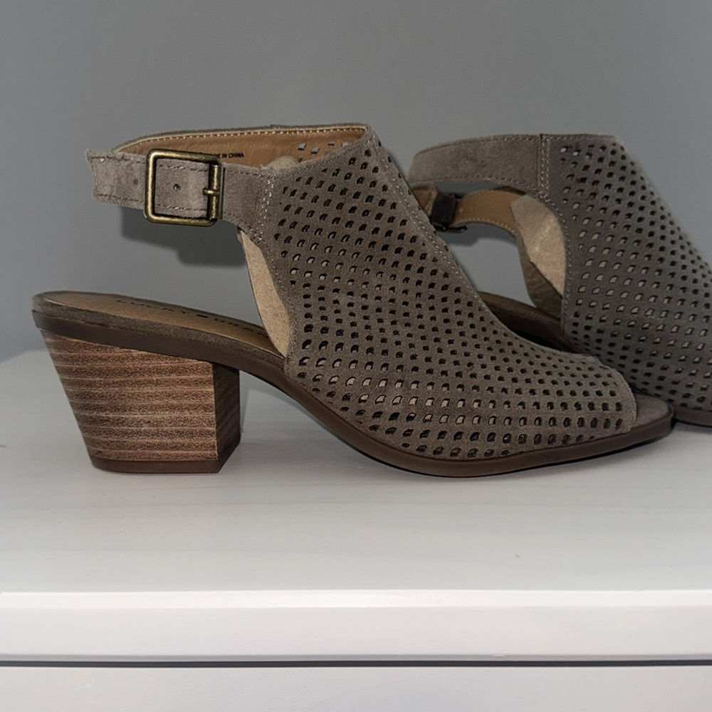 Lucky Brand Taupe opened toe Heel size 9 Never worn/without box - Picture 2 of 4
